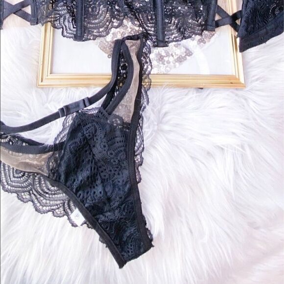 NWT Pretty Iconic Lingerie Set - Picture 3 of 5